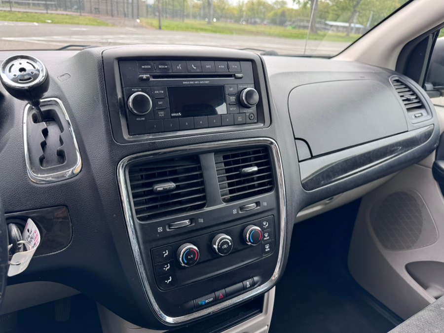 Used 2015 Dodge Grand Caravan American Value Package w/ UConnect Hands-Free Group FWD image 16