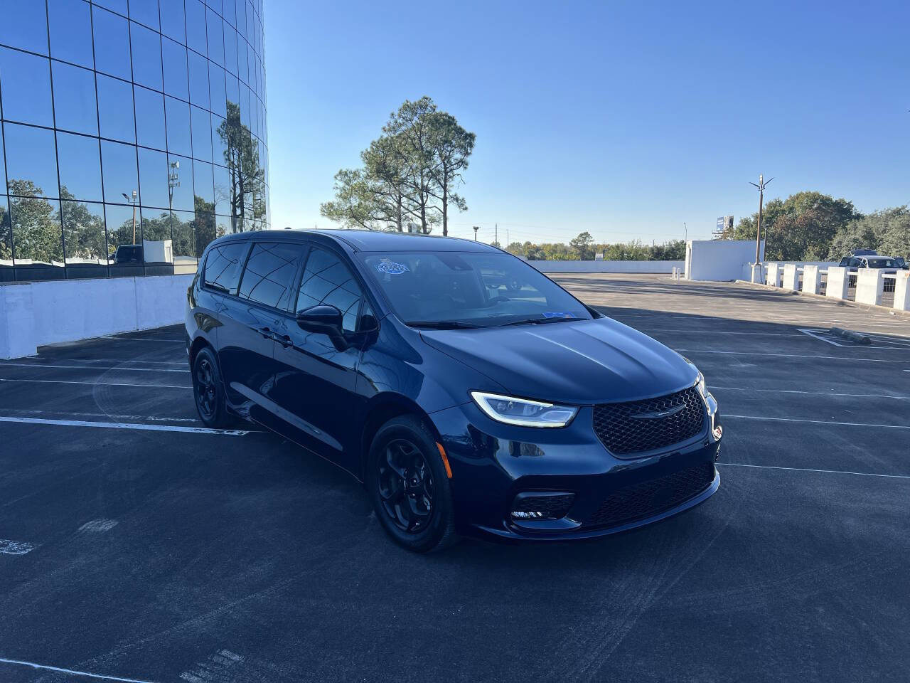 Used 2023 Chrysler Pacifica Touring-L w/ S Appearance Package image 9