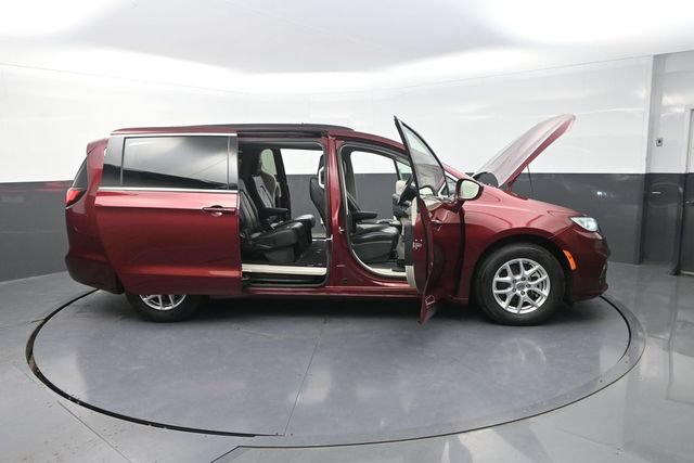Used 2022 Chrysler Pacifica Touring-L FWD image 37