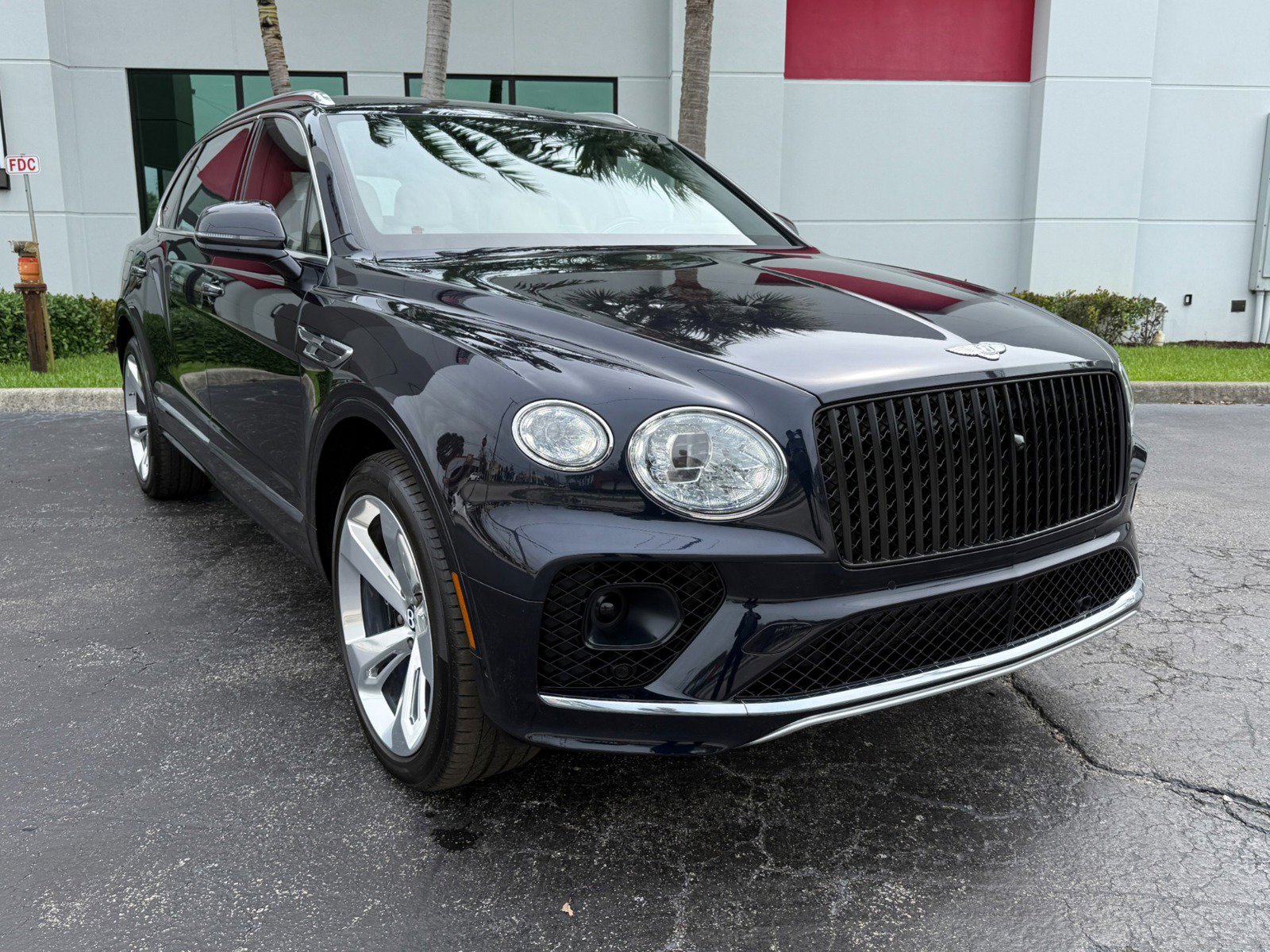 Used 2023 Bentley Bentayga Extended Wheelbase image 5