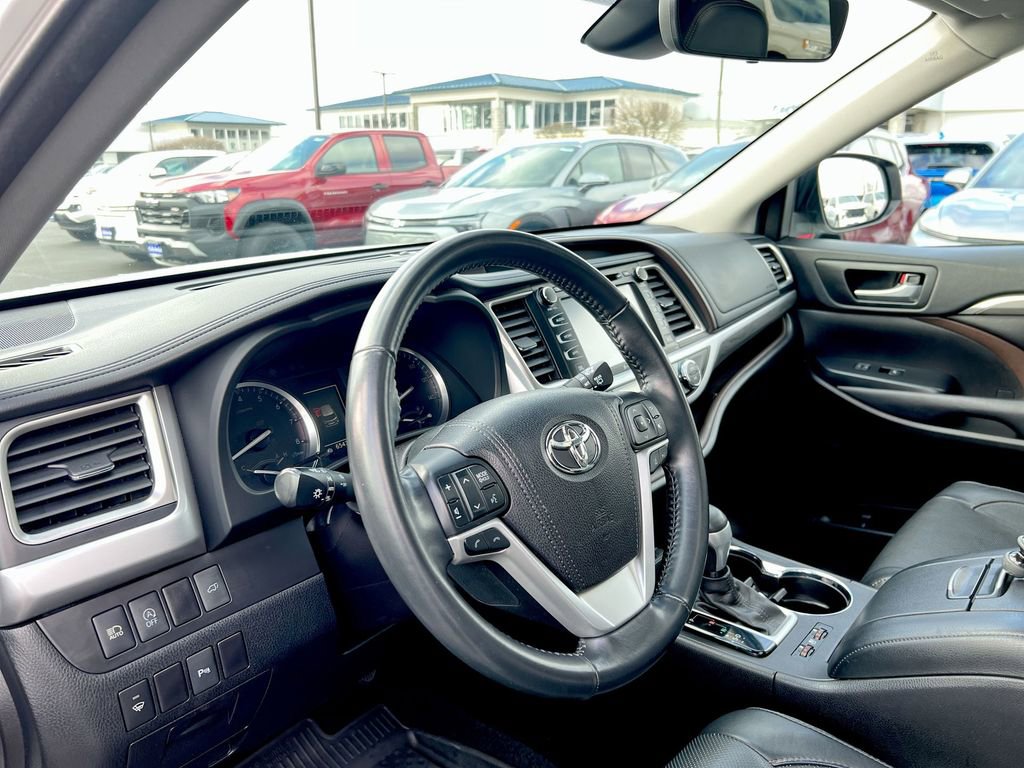 Used 2017 Toyota Highlander Limited image 10
