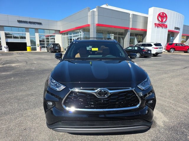 New 2026 Toyota Highlander Platinum image 3