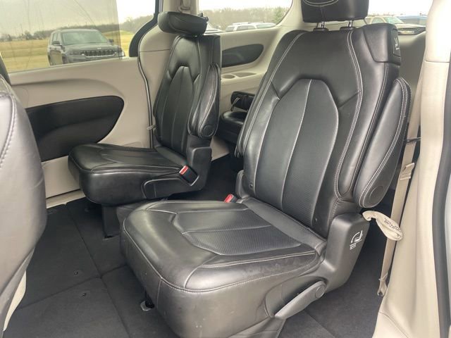 Used 2024 Chrysler Pacifica Touring-L image 9