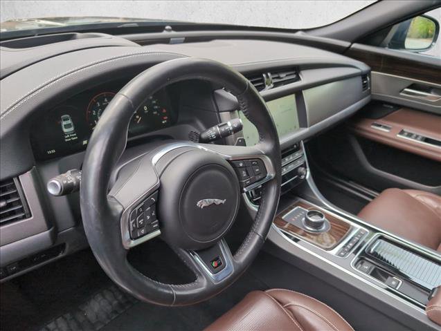Used 2017 Jaguar XF S image 8