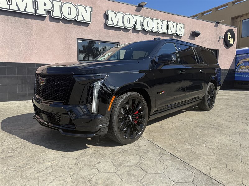 Used 2026 Cadillac Escalade ESV V AWD/4WD image 2