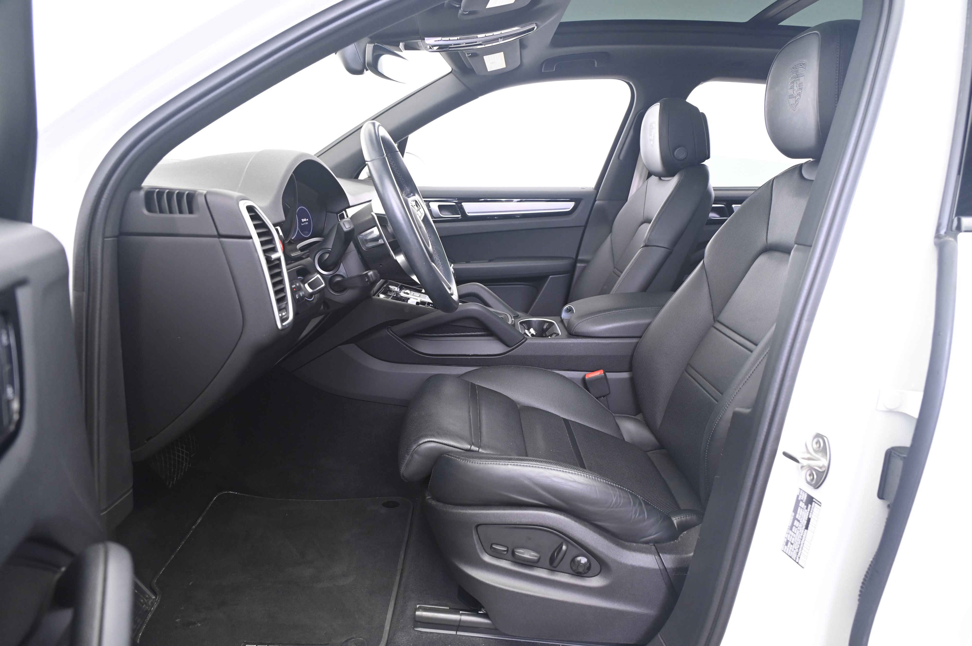 Certified 2023 Porsche Cayenne AWD/4WD image 29