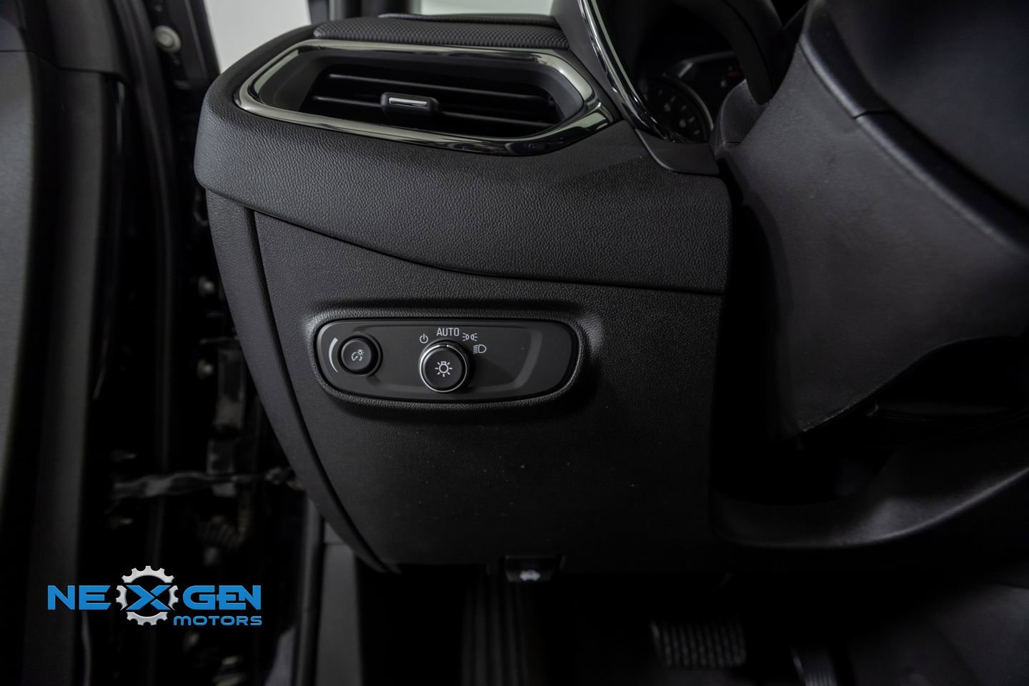 Used 2023 Chevrolet Equinox RS FWD image 13