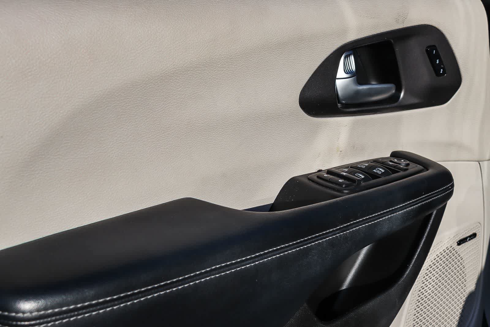Used 2019 Chrysler Pacifica Limited w/ Advanced Safetytec Group FWD image 21