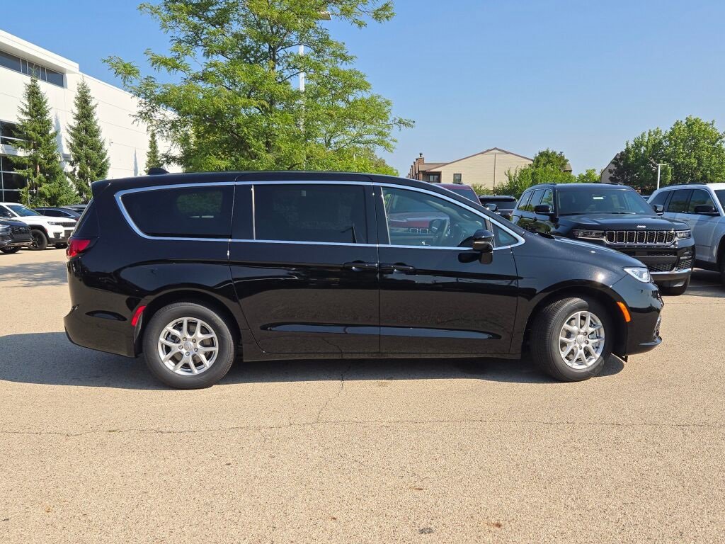 New 2026 Chrysler Pacifica Select image 6