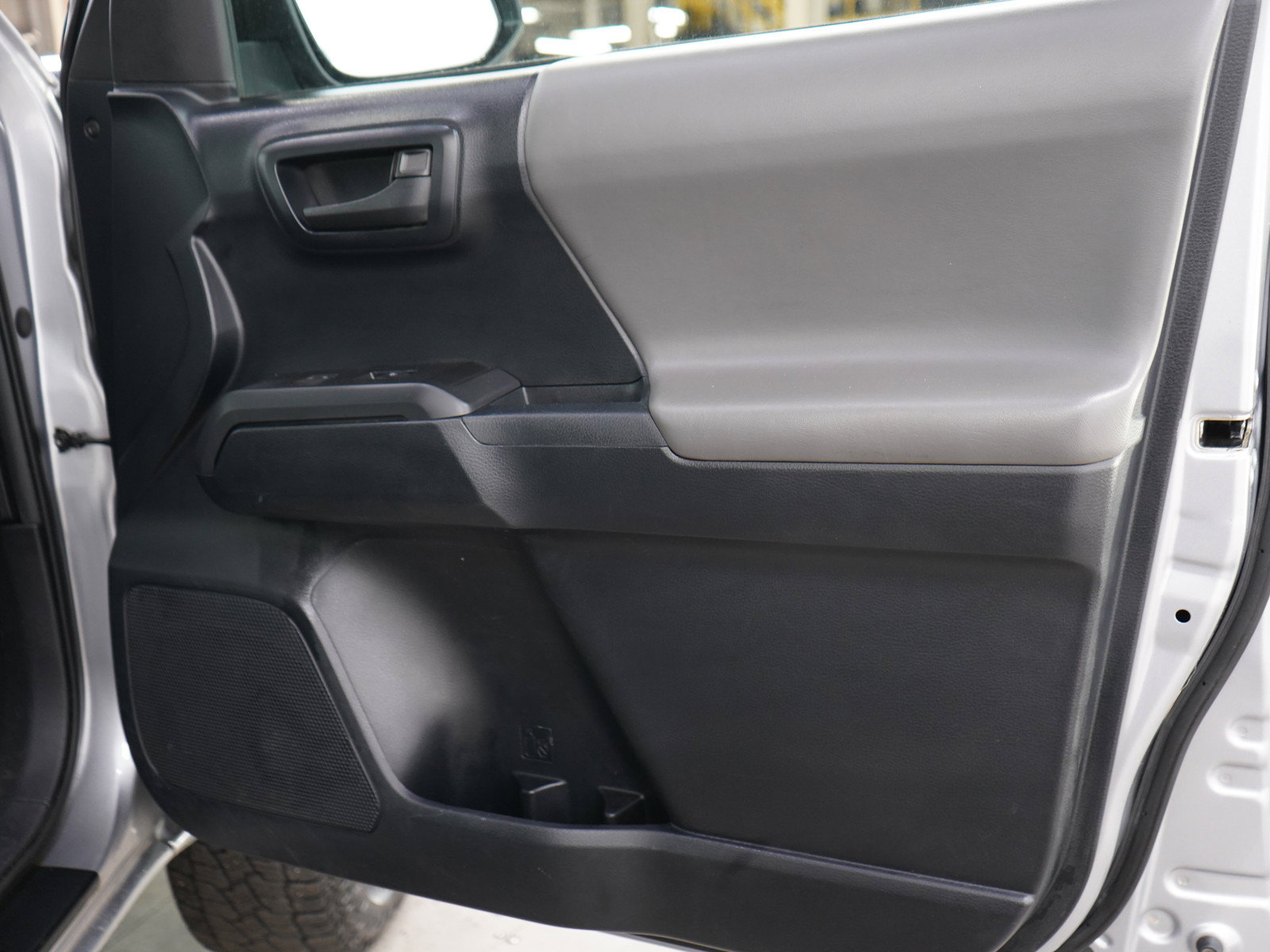 Used 2016 Toyota Tacoma SR w/ Towing Package AWD/4WD image 9