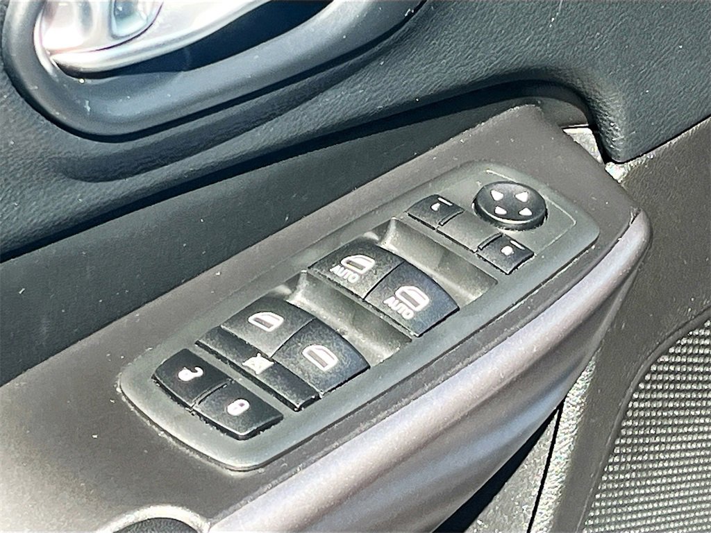 Used 2020 Jeep Cherokee Latitude Plus w/ Cold Weather Group image 17