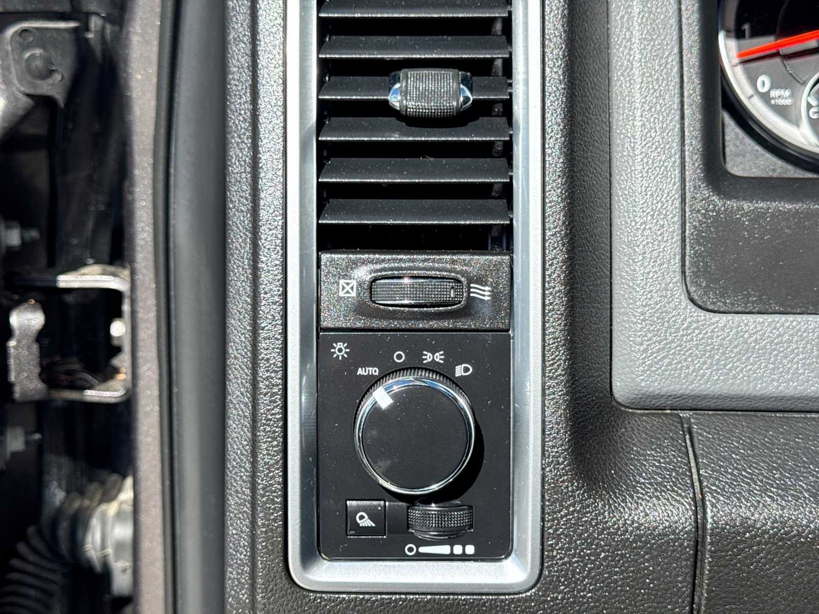 Used 2019 RAM 1500 Classic SLT AWD/4WD image 26