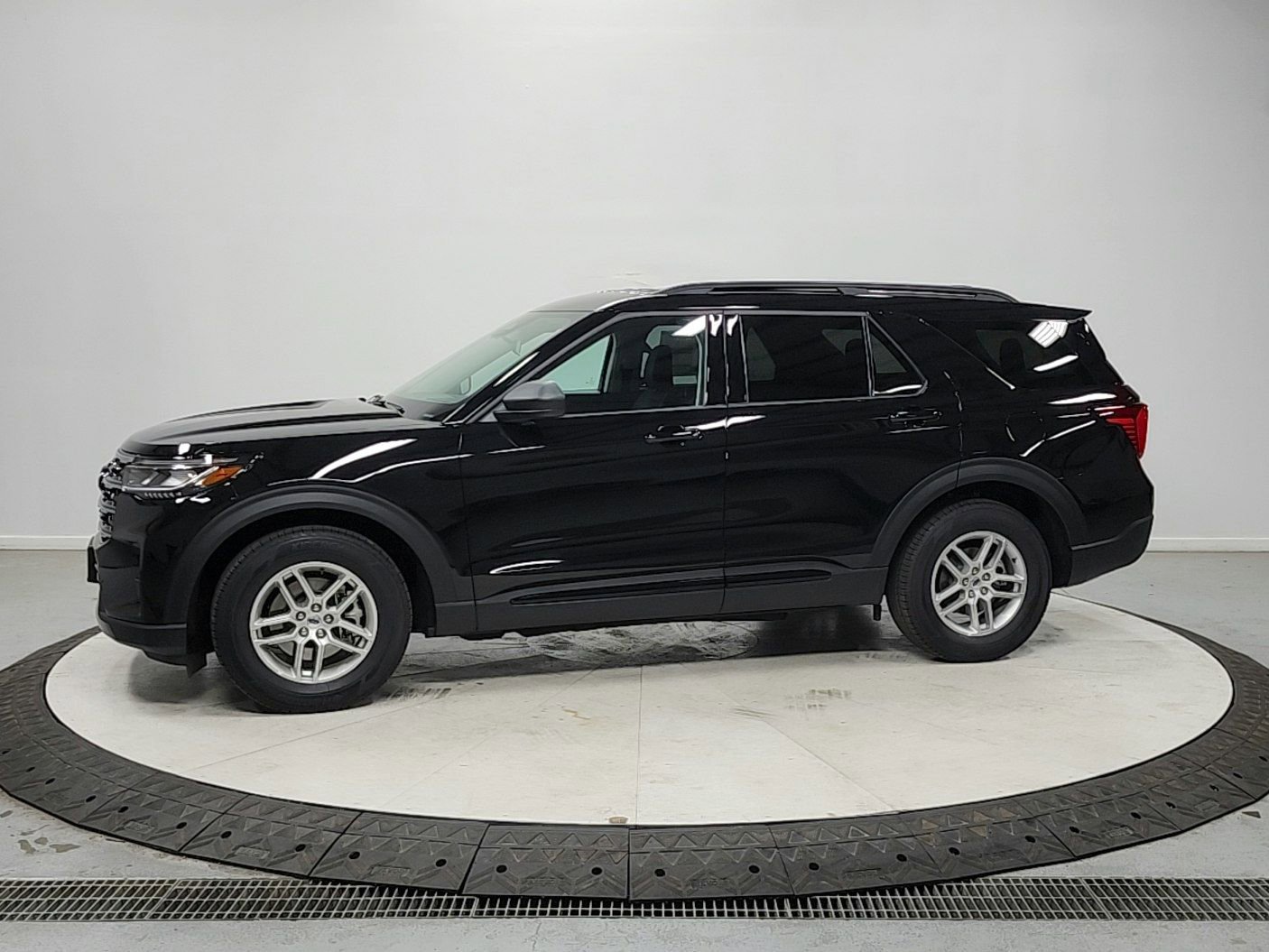 New 2026 Ford Explorer Active w/ Active Comfort Package image 4