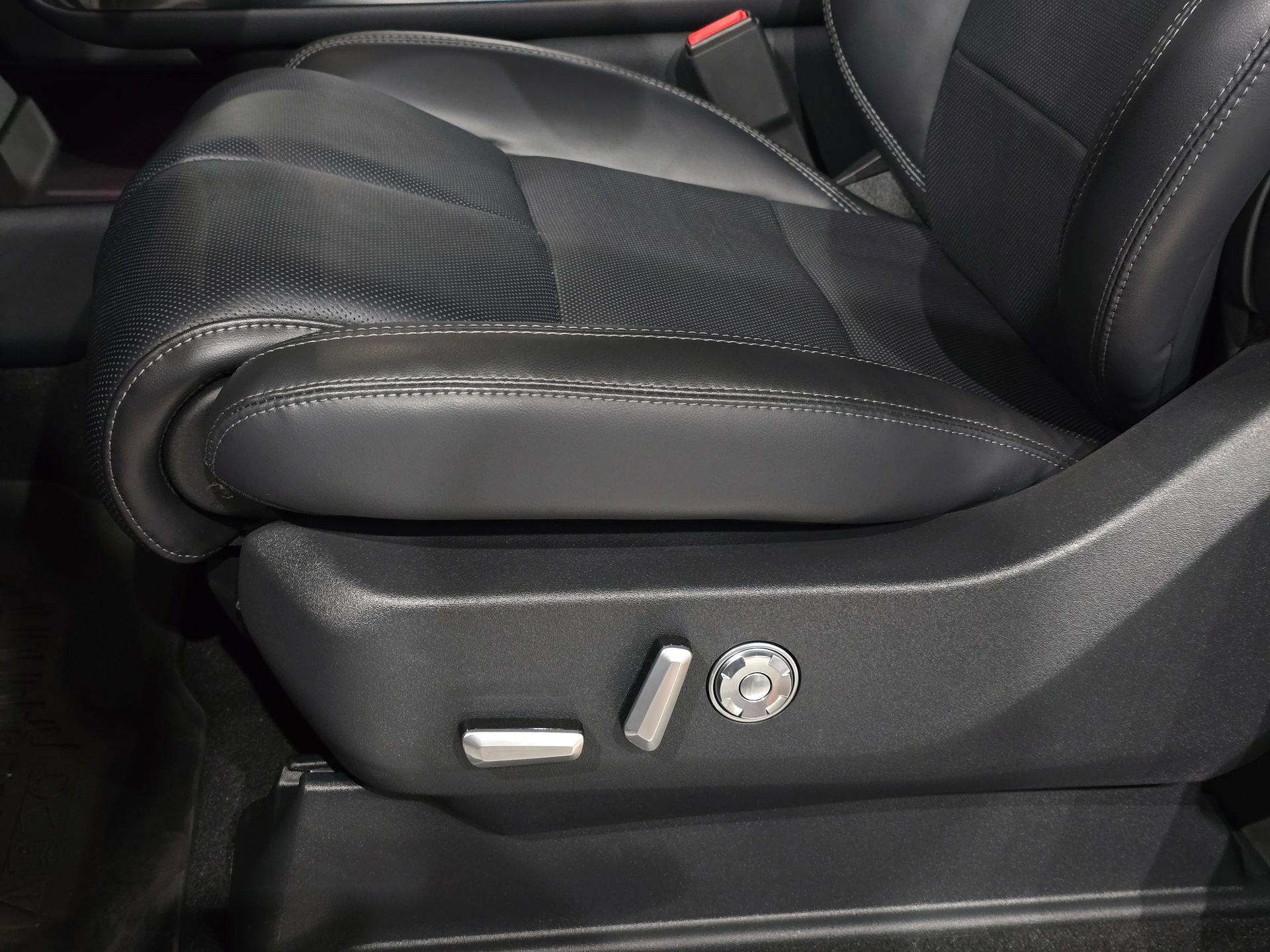 New 2025 Lincoln Navigator L Reserve w/ Jet Appearance Package image 19