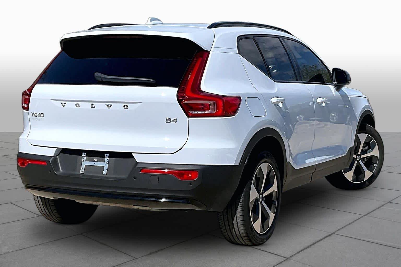 Used 2026 Volvo XC40 B4 Core FWD image 14