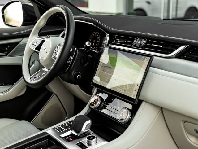 Certified 2025 Jaguar F-PACE R-Dynamic S AWD/4WD image 38