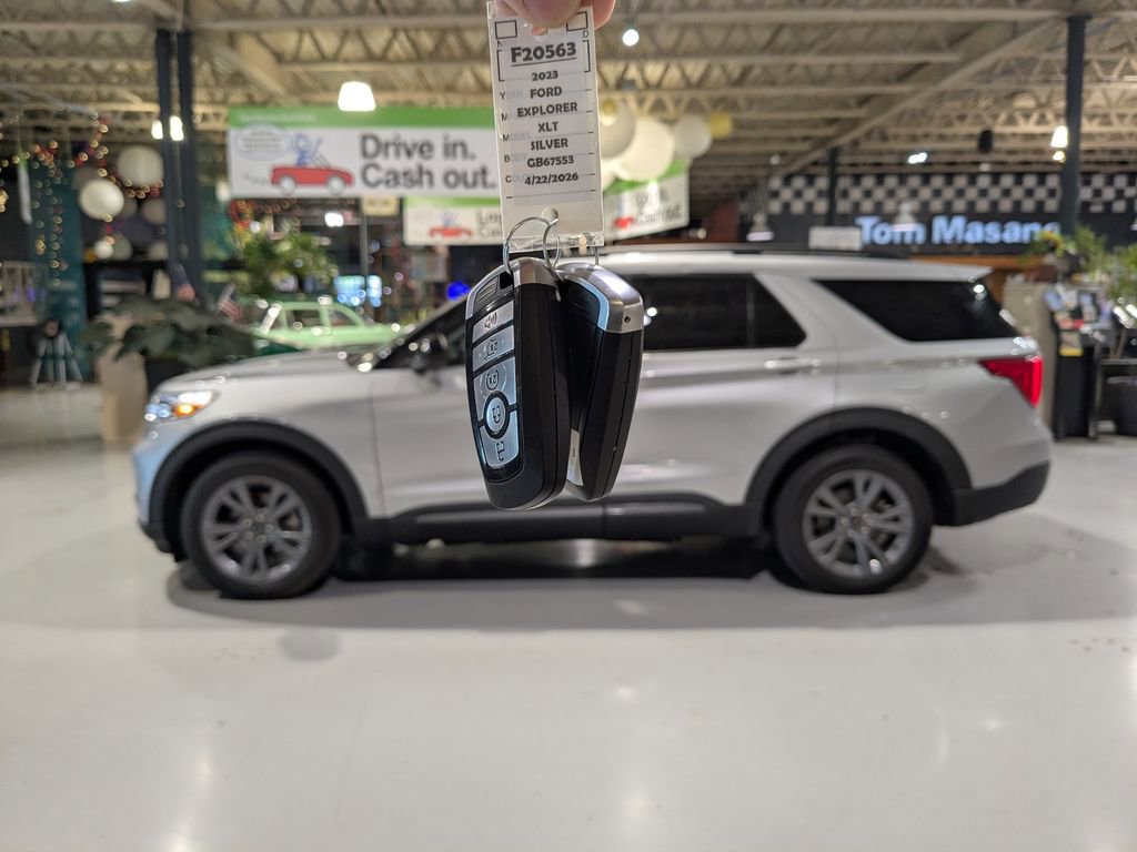 Used 2023 Ford Explorer XLT w/ Equipment Group 202A AWD/4WD image 4