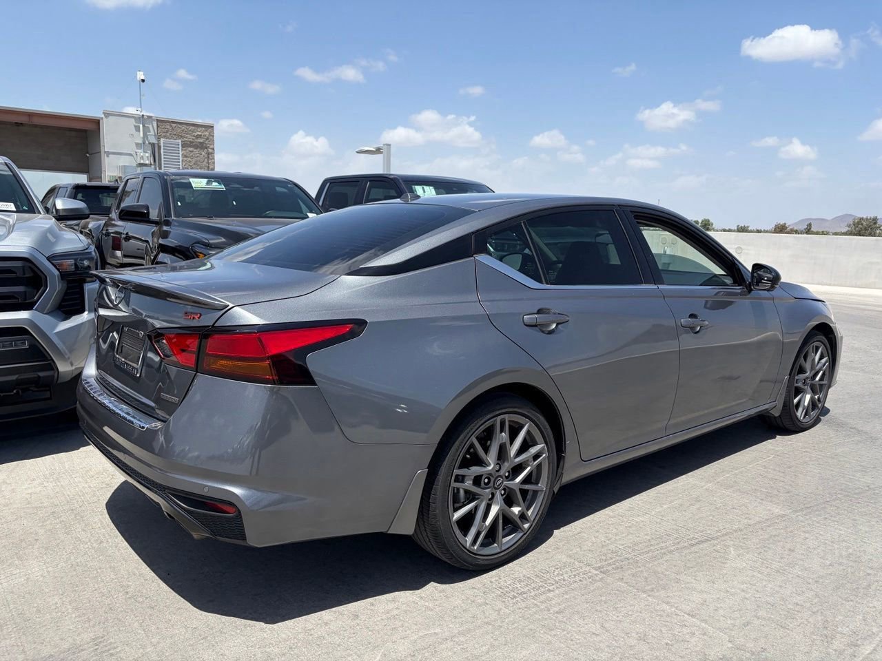 Used 2023 Nissan Altima 2.0 SR FWD image 2