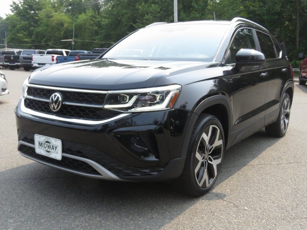 Used 2022 Volkswagen Taos SEL image 2