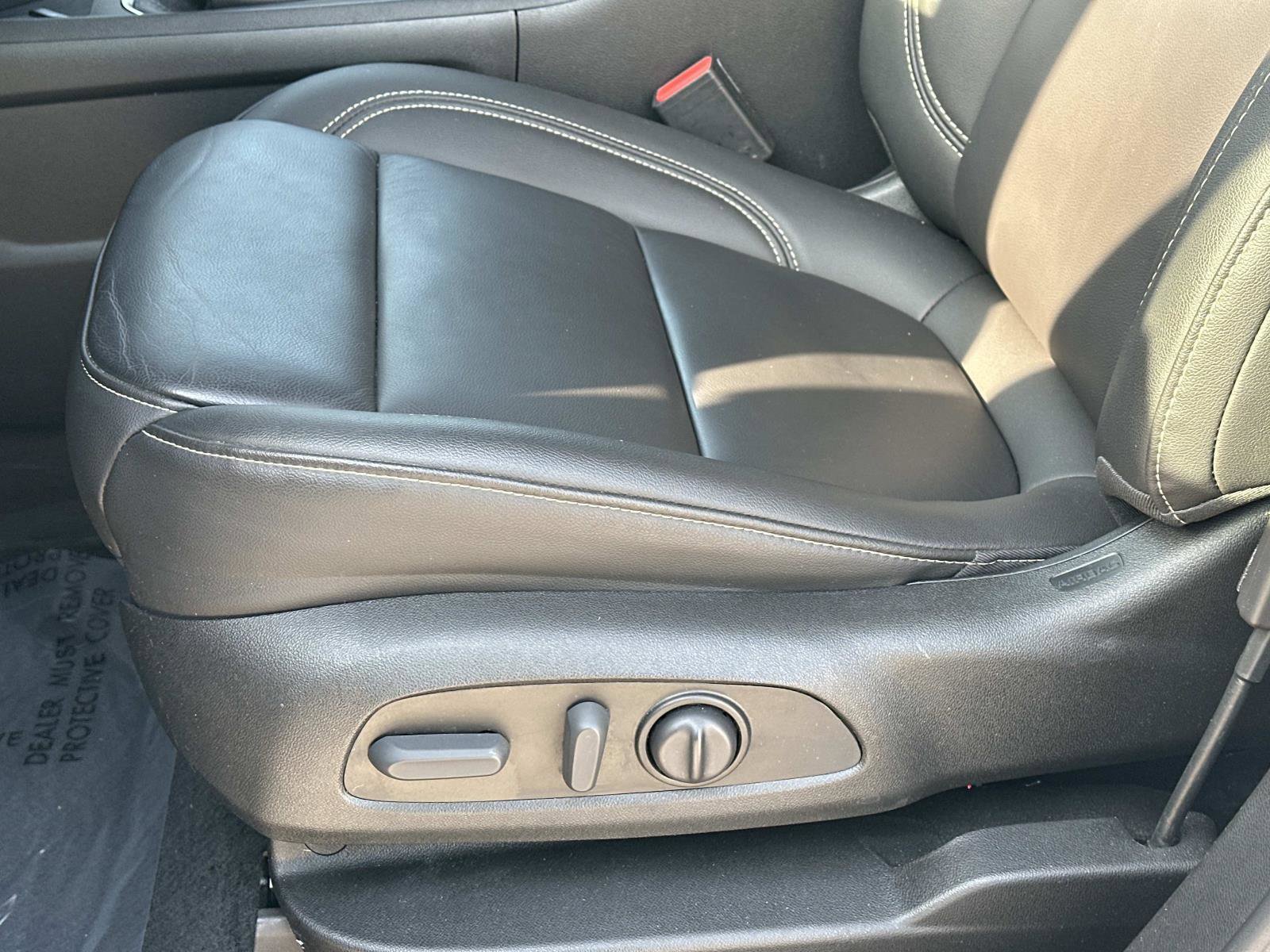 Used 2023 Chevrolet Traverse LT w/ Rear Camera Mirror Package image 17