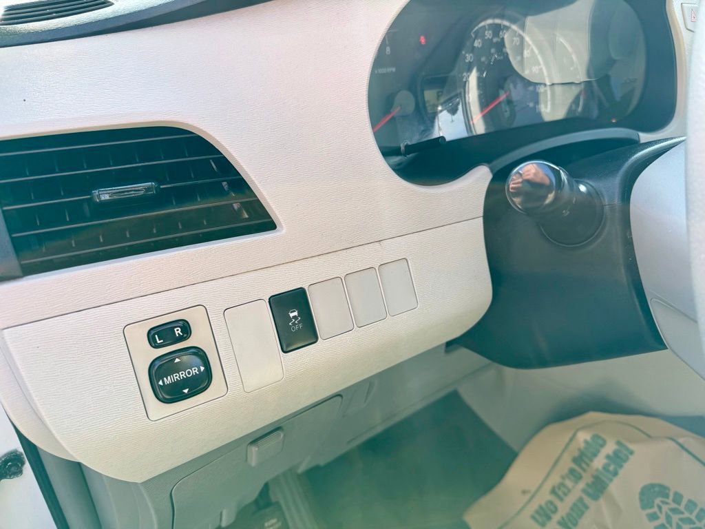 Used 2014 Toyota Sienna L image 24