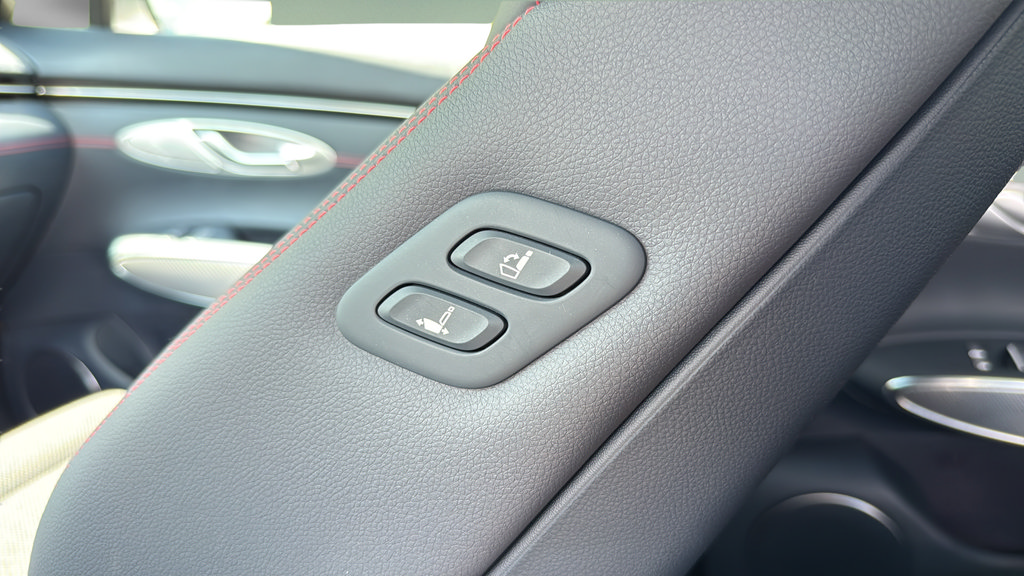 Used 2025 Genesis GV70 3.5T Sport AWD/4WD image 17