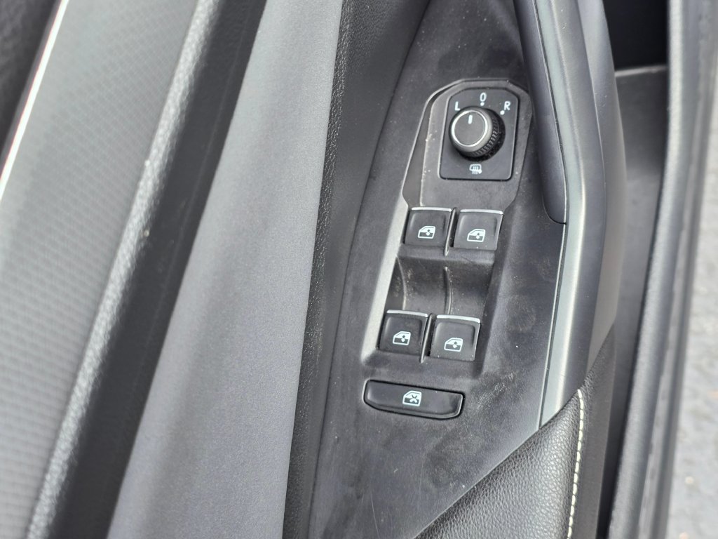 Used 2025 Volkswagen Jetta SE FWD image 5