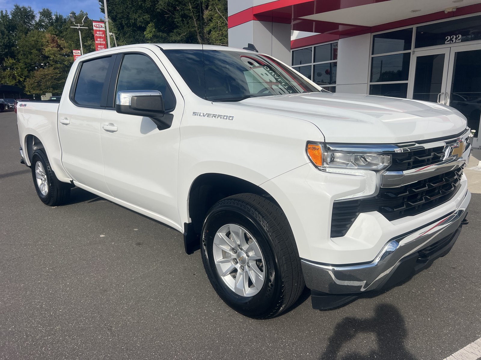 Used 2025 Chevrolet Silverado 1500 LT AWD/4WD image 2