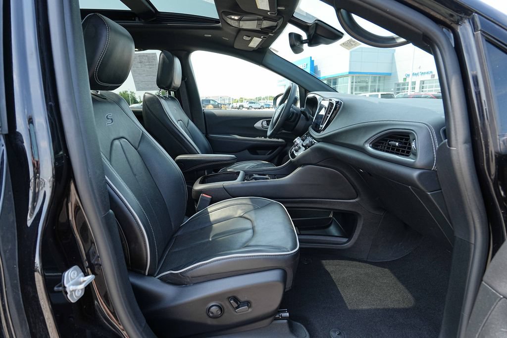 Used 2025 Chrysler Pacifica Limited FWD image 21