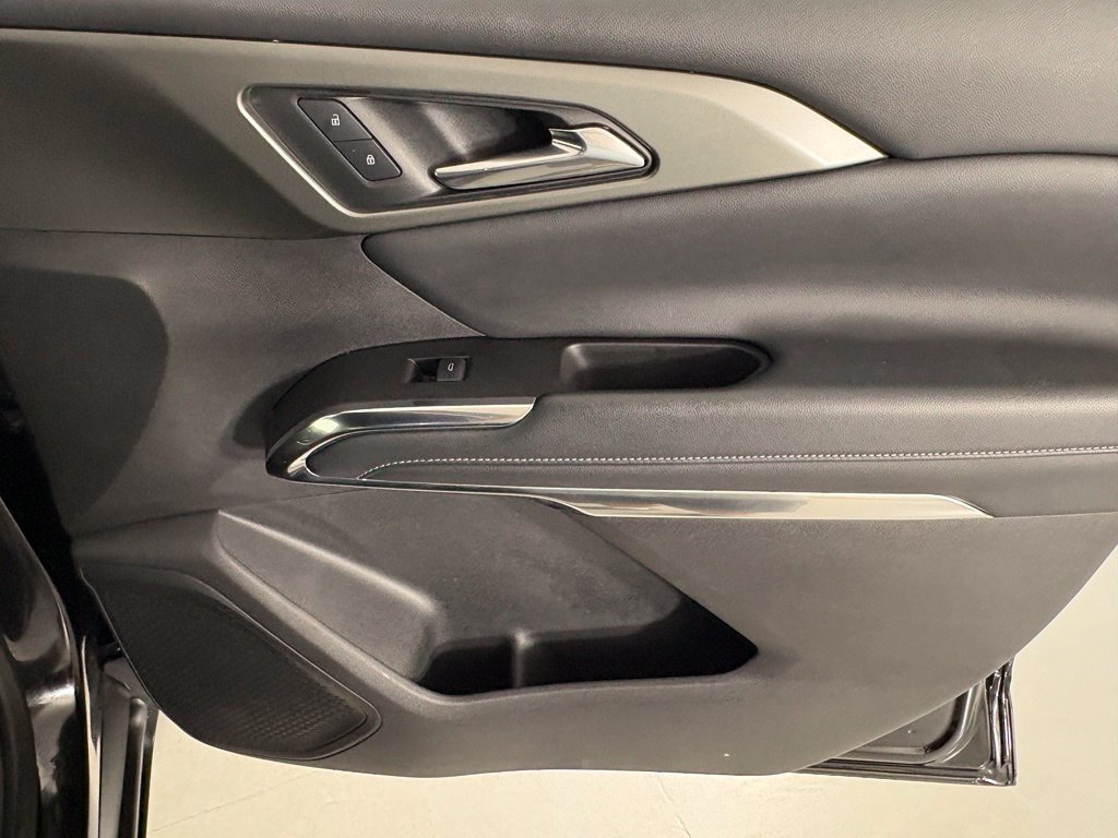 Used 2025 Chevrolet Traverse LT FWD image 12