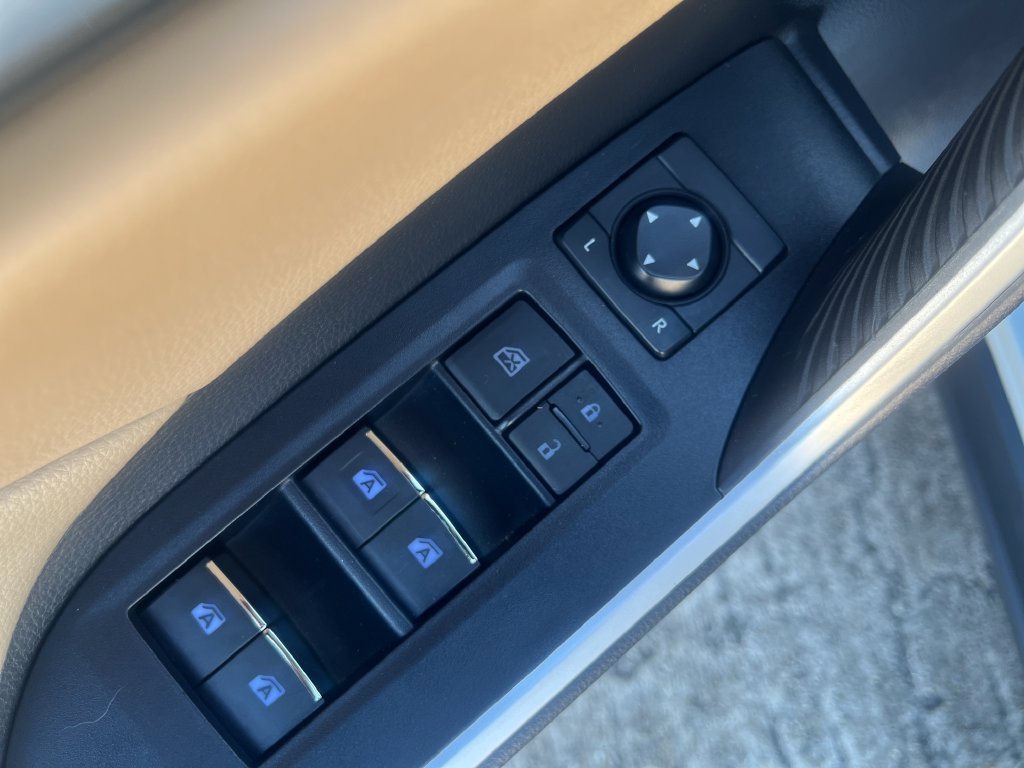 Used 2019 Toyota RAV4 XLE w/ Convenience Package FWD image 12