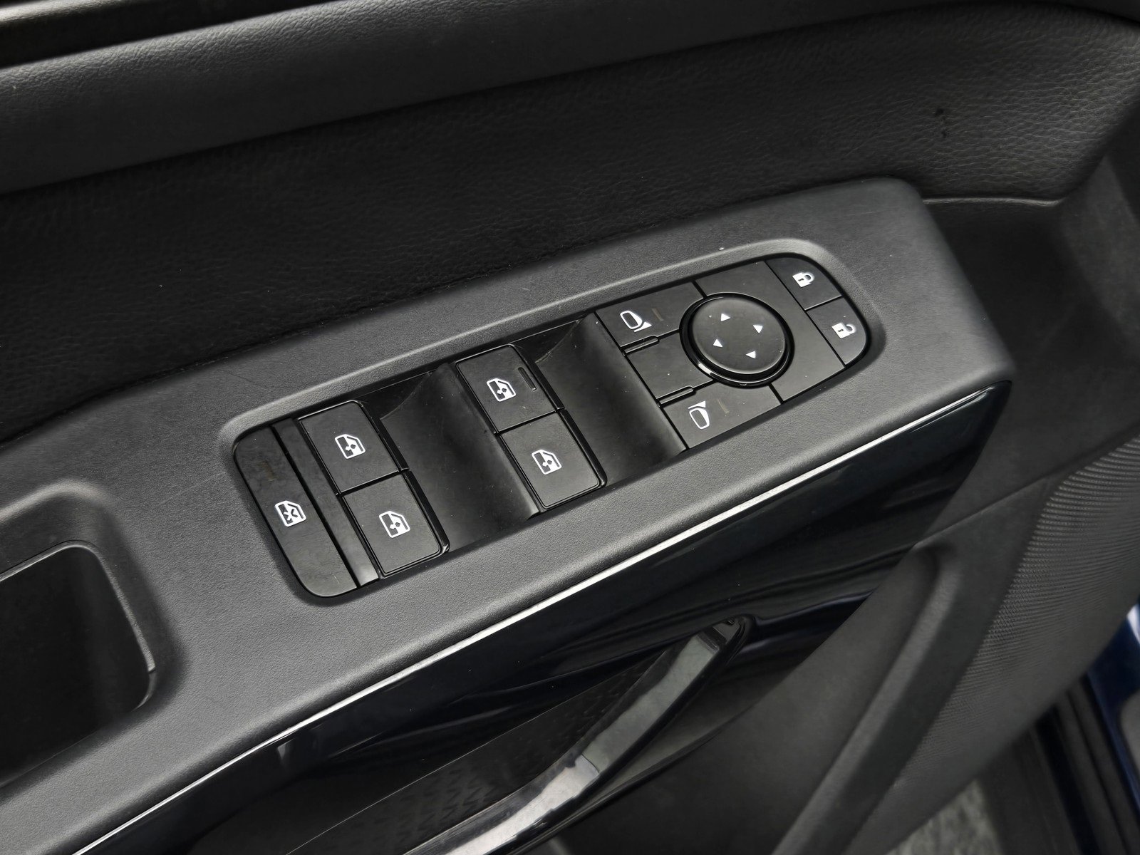 Used 2024 Nissan Pathfinder SV image 10