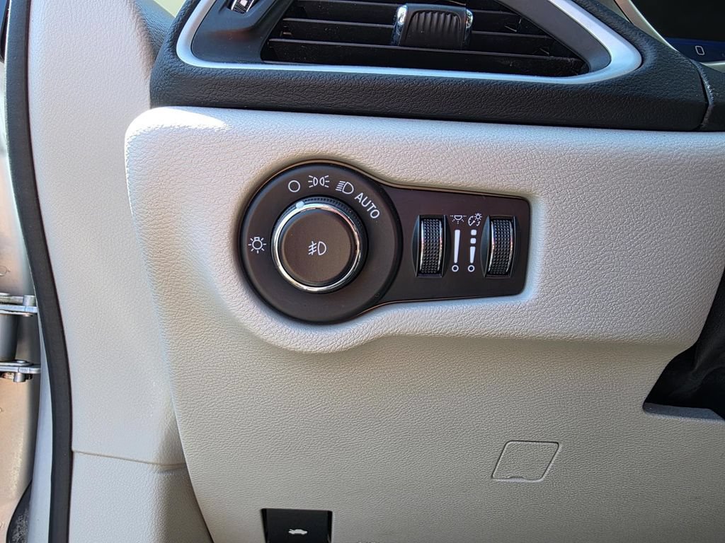 Used 2023 Chrysler Pacifica Touring-L FWD image 14