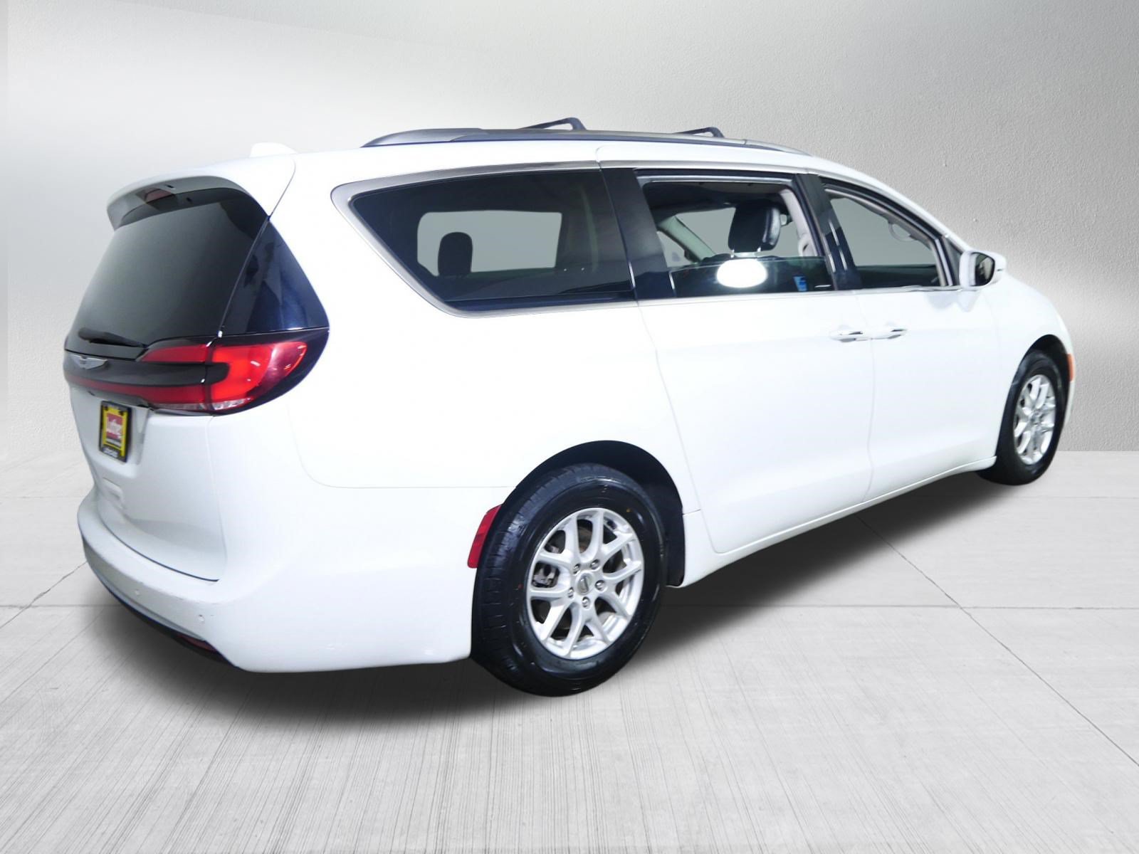 Used 2021 Chrysler Pacifica Touring-L FWD image 7