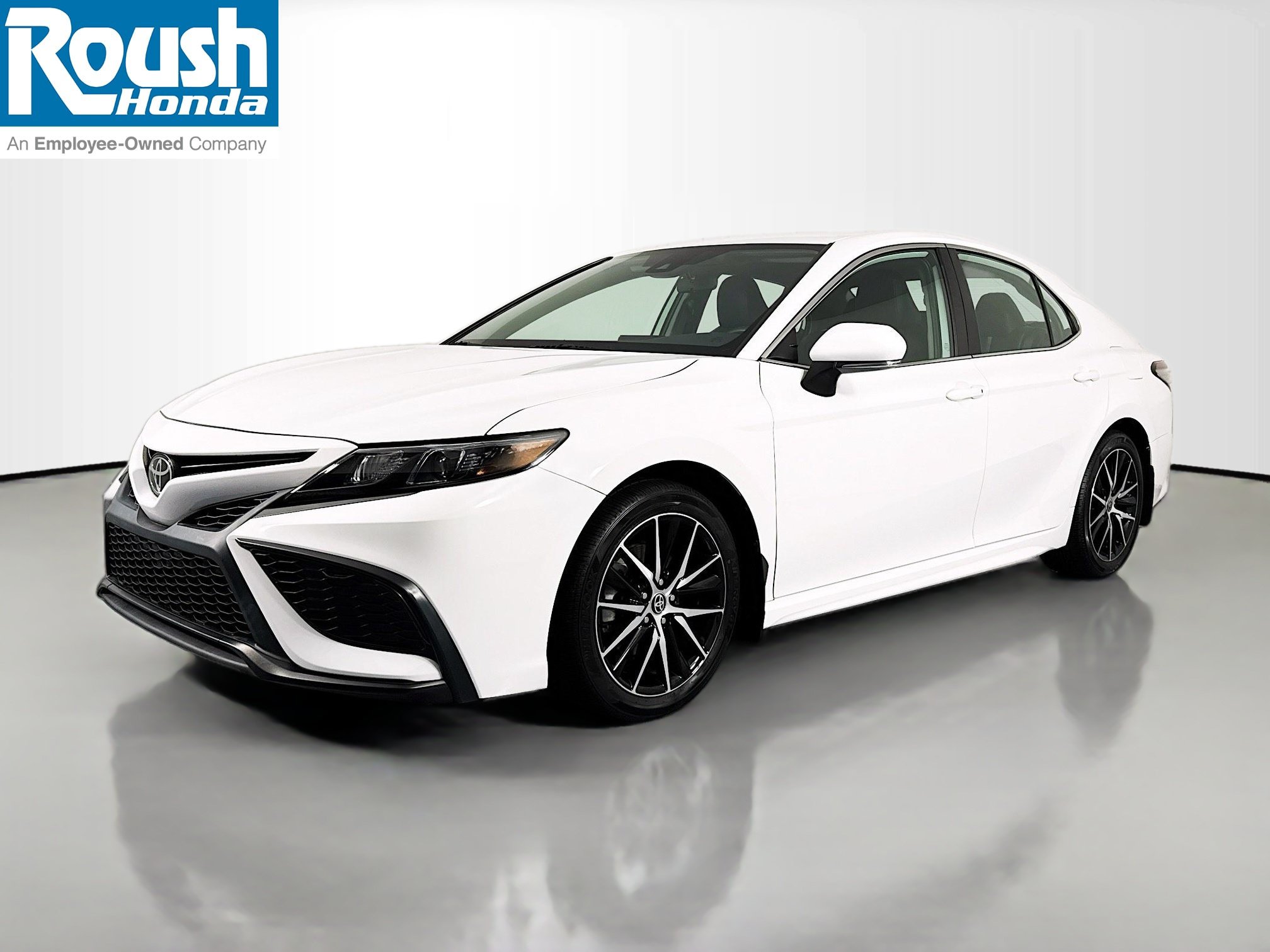 Used 2023 Toyota Camry SE AWD/4WD image 1