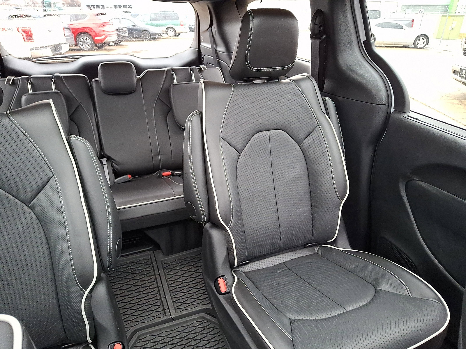 Used 2025 Chrysler Pacifica Premium image 20