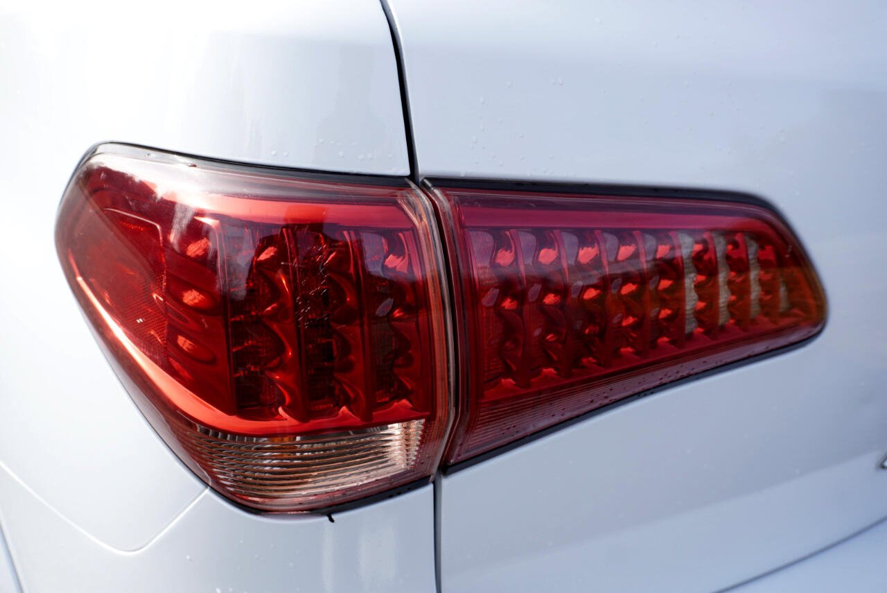 Used 2011 INFINITI QX56 2WD w/ Deluxe Touring Pkg image 11