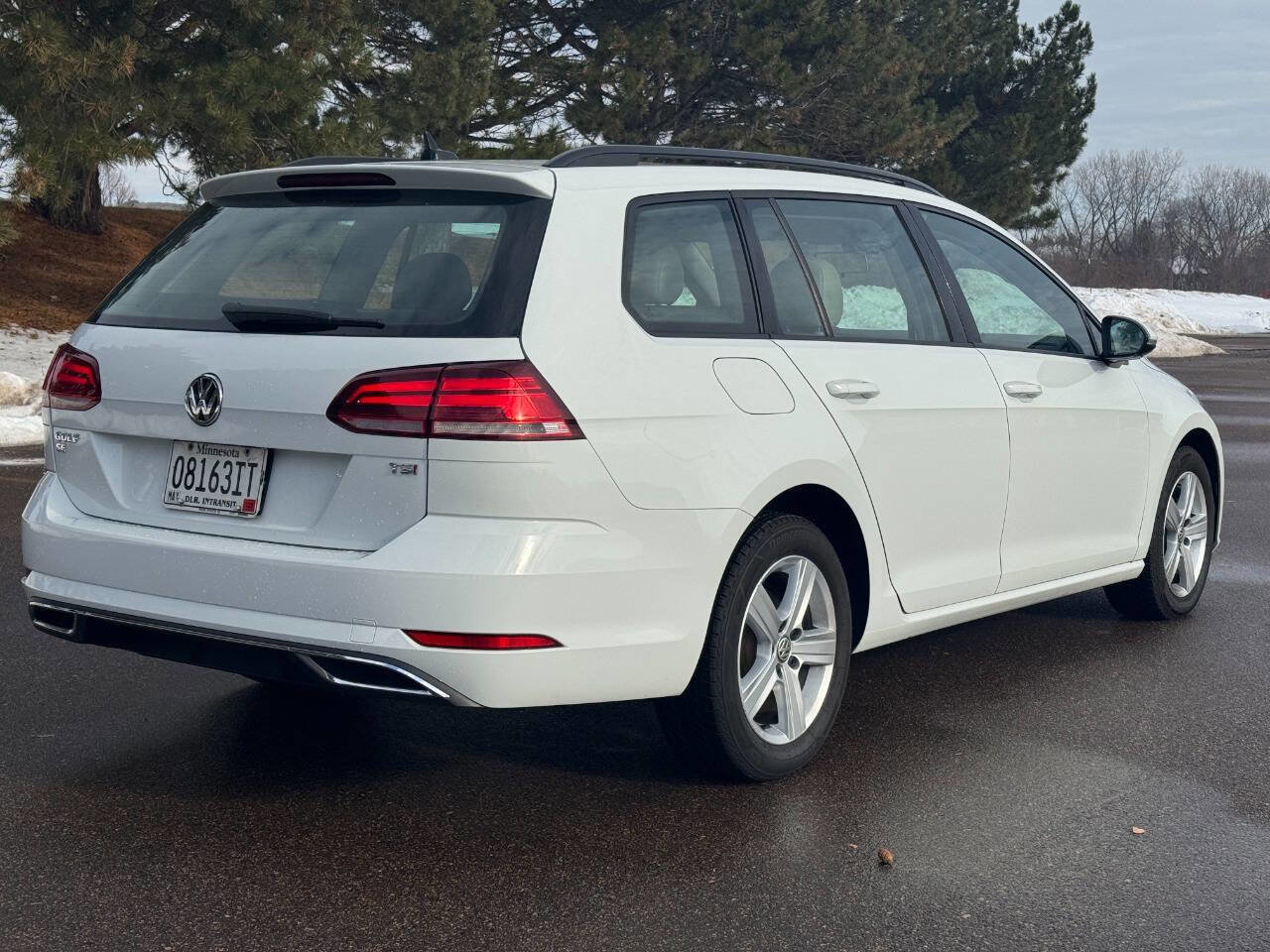 Used 2018 Volkswagen Golf SE image 2