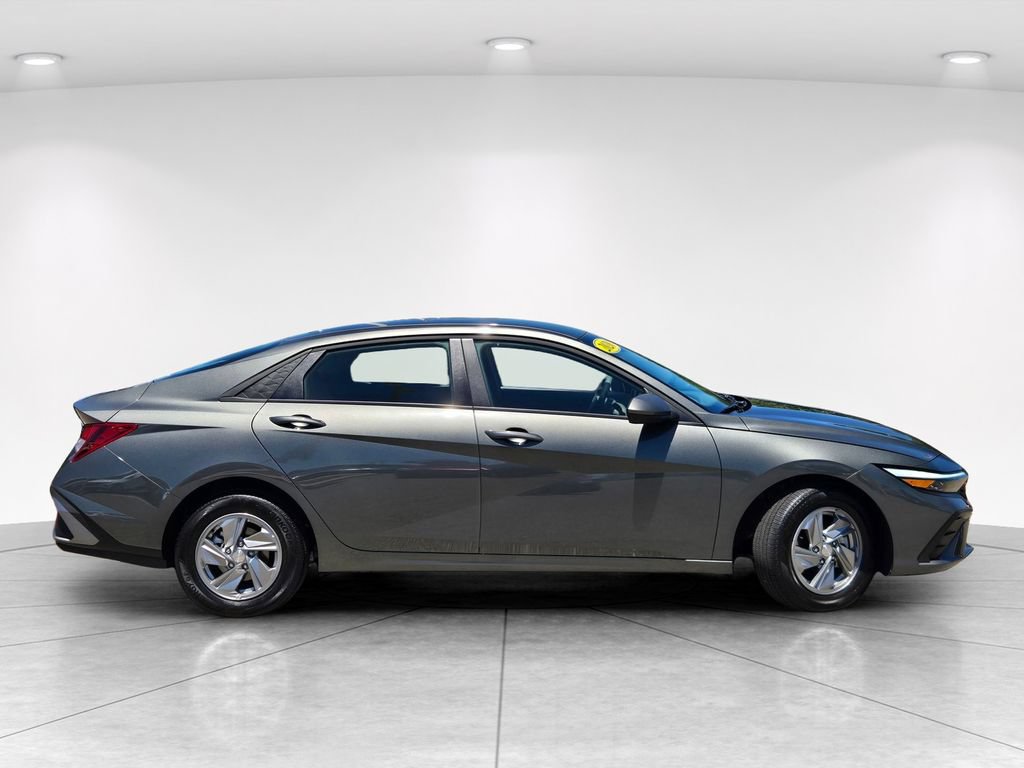 Used 2026 Hyundai Elantra SE FWD image 3