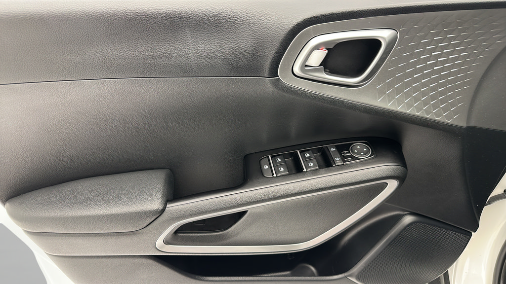 Used 2025 Kia Soul LX w/ LX Technology Package FWD image 12