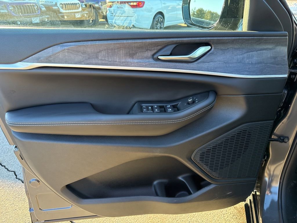 New 2026 Jeep Grand Cherokee Altitude AWD/4WD image 14