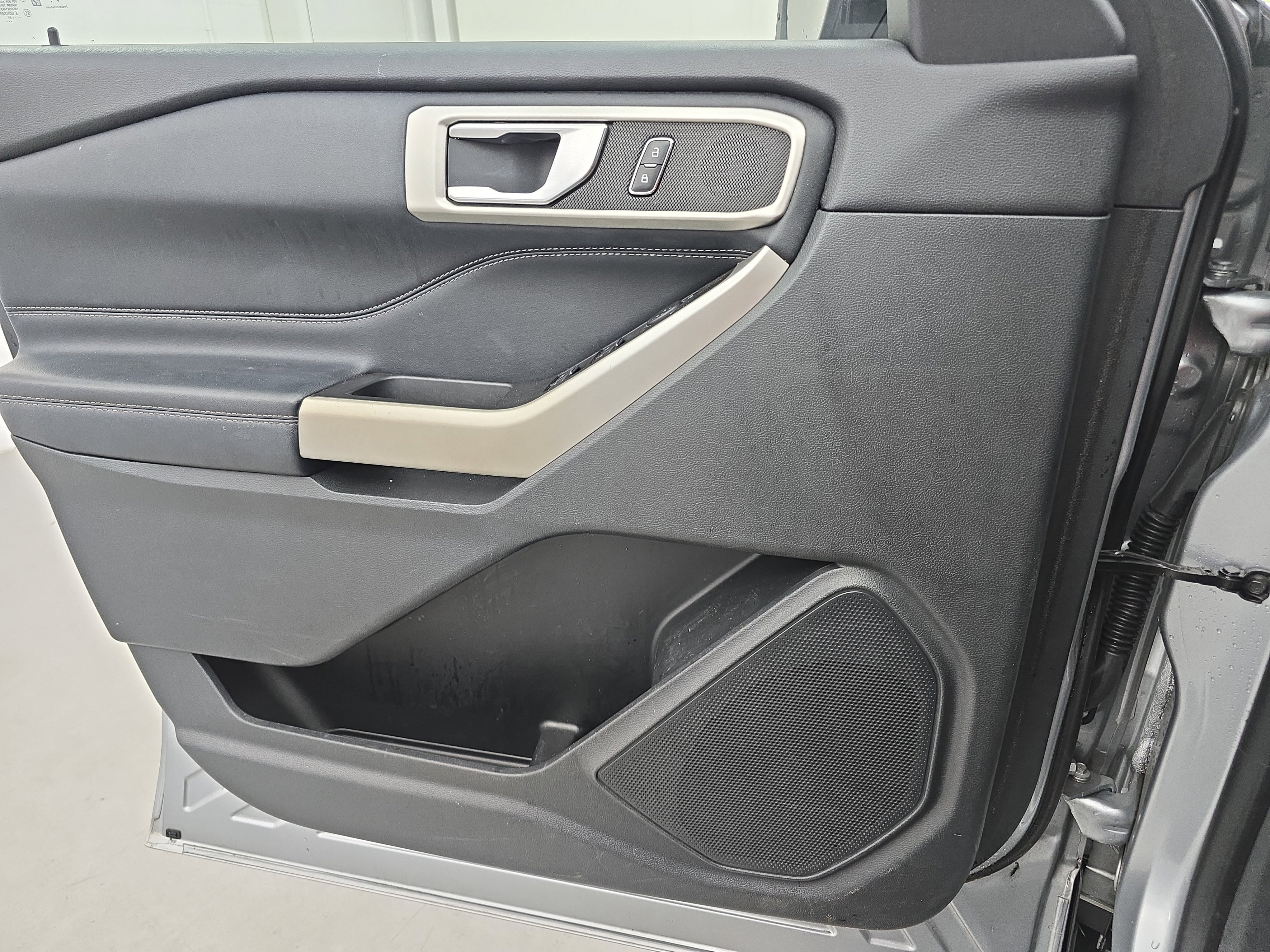 Used 2020 Ford Explorer XLT w/ Equipment Group 202A image 28