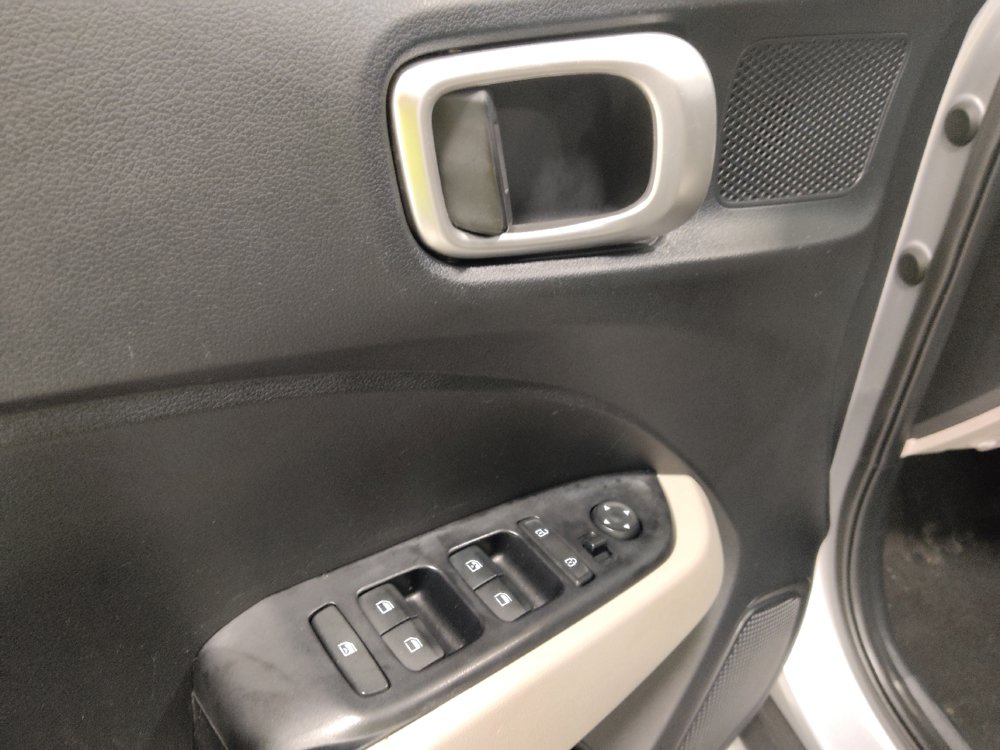 Used 2025 Hyundai Venue SEL FWD image 27