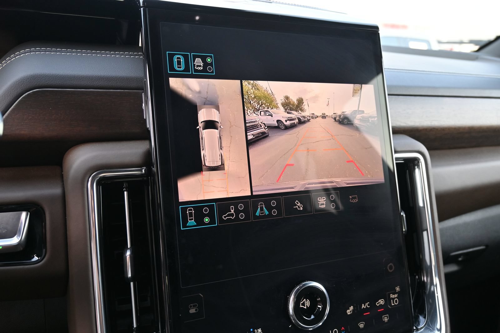 Used 2025 GMC Yukon Denali Ultimate AWD/4WD image 13