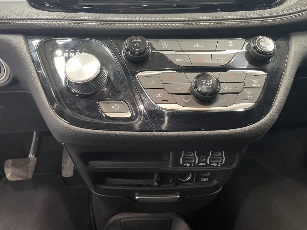 Used 2022 Chrysler Pacifica Touring FWD image 16