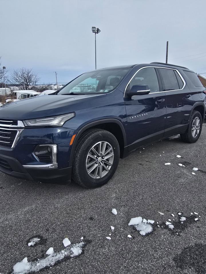 Used 2023 Chevrolet Traverse LT image 2
