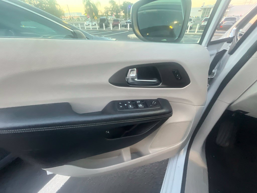 Used 2023 Chrysler Pacifica Touring-L FWD image 13
