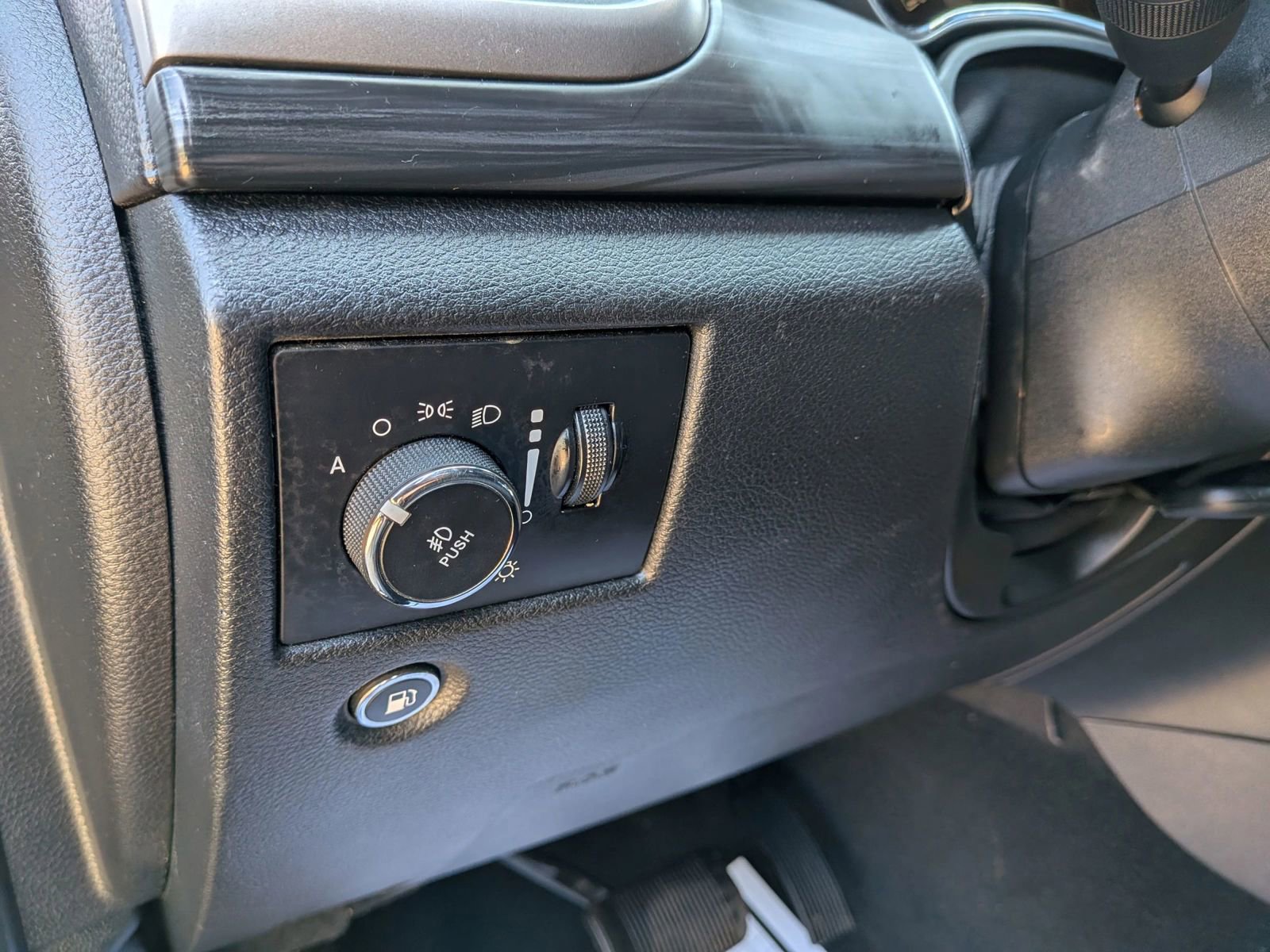 Used 2019 Jeep Grand Cherokee Laredo AWD/4WD image 38