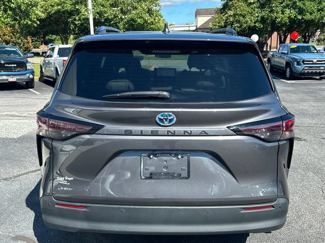 Used 2025 Toyota Sienna XLE FWD image 4