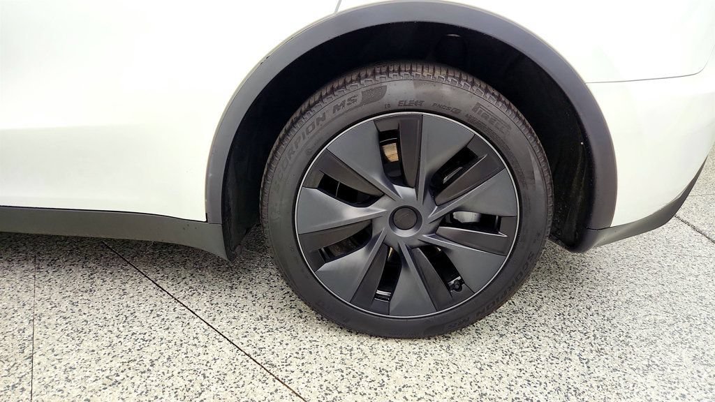 Used 2025 Tesla Model Y Long Range AWD/4WD image 9